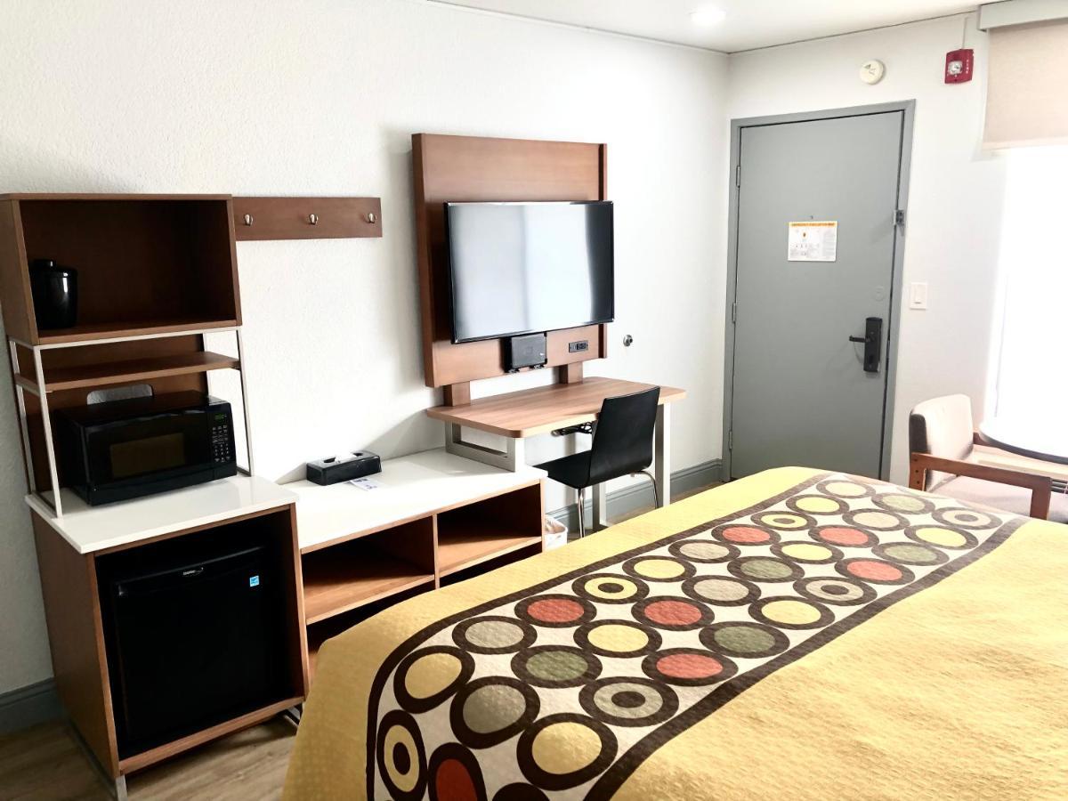 Super 8 By Wyndham Fort Bragg Eksteriør billede