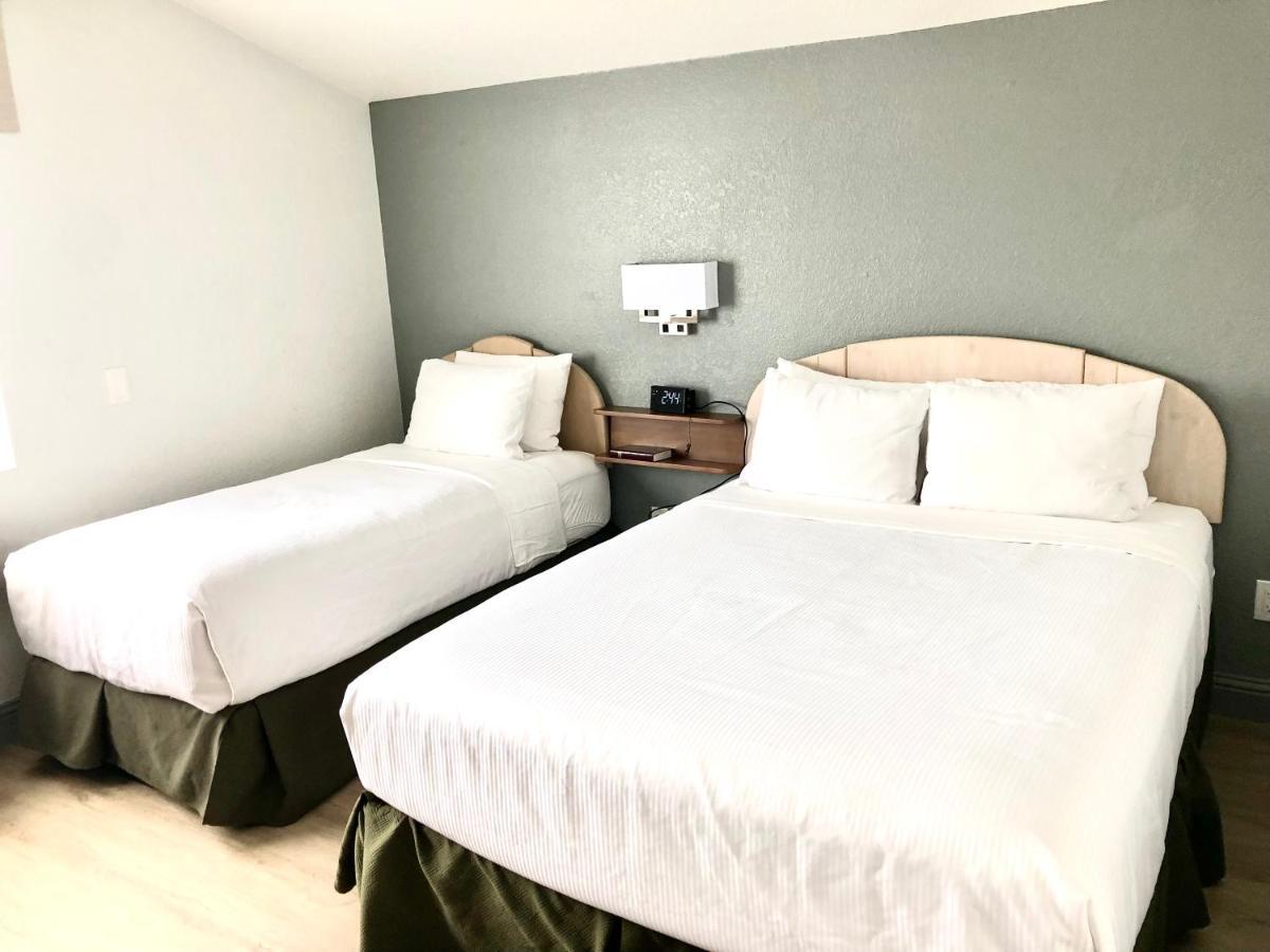 Super 8 By Wyndham Fort Bragg Eksteriør billede
