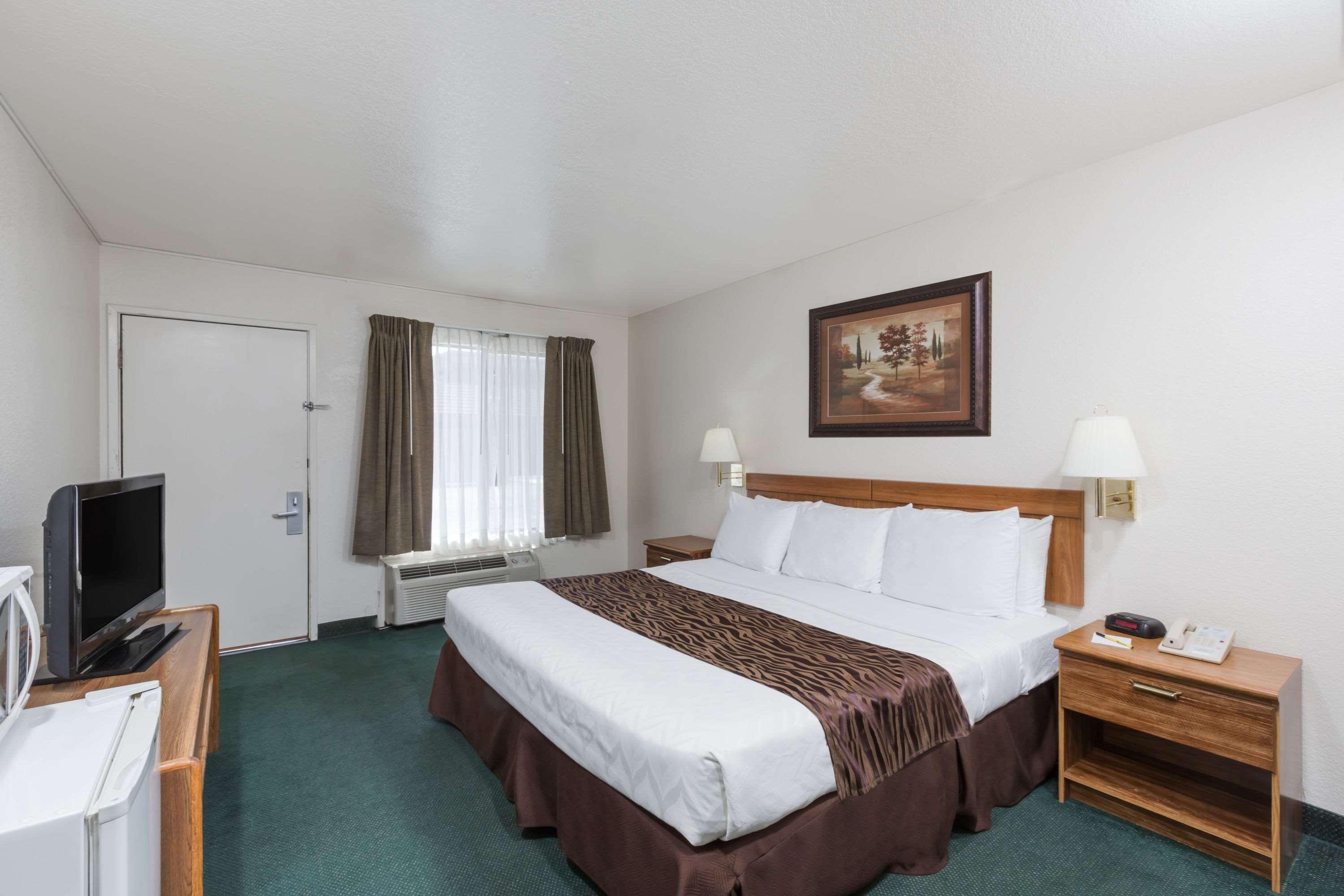 Super 8 By Wyndham Fort Bragg Eksteriør billede