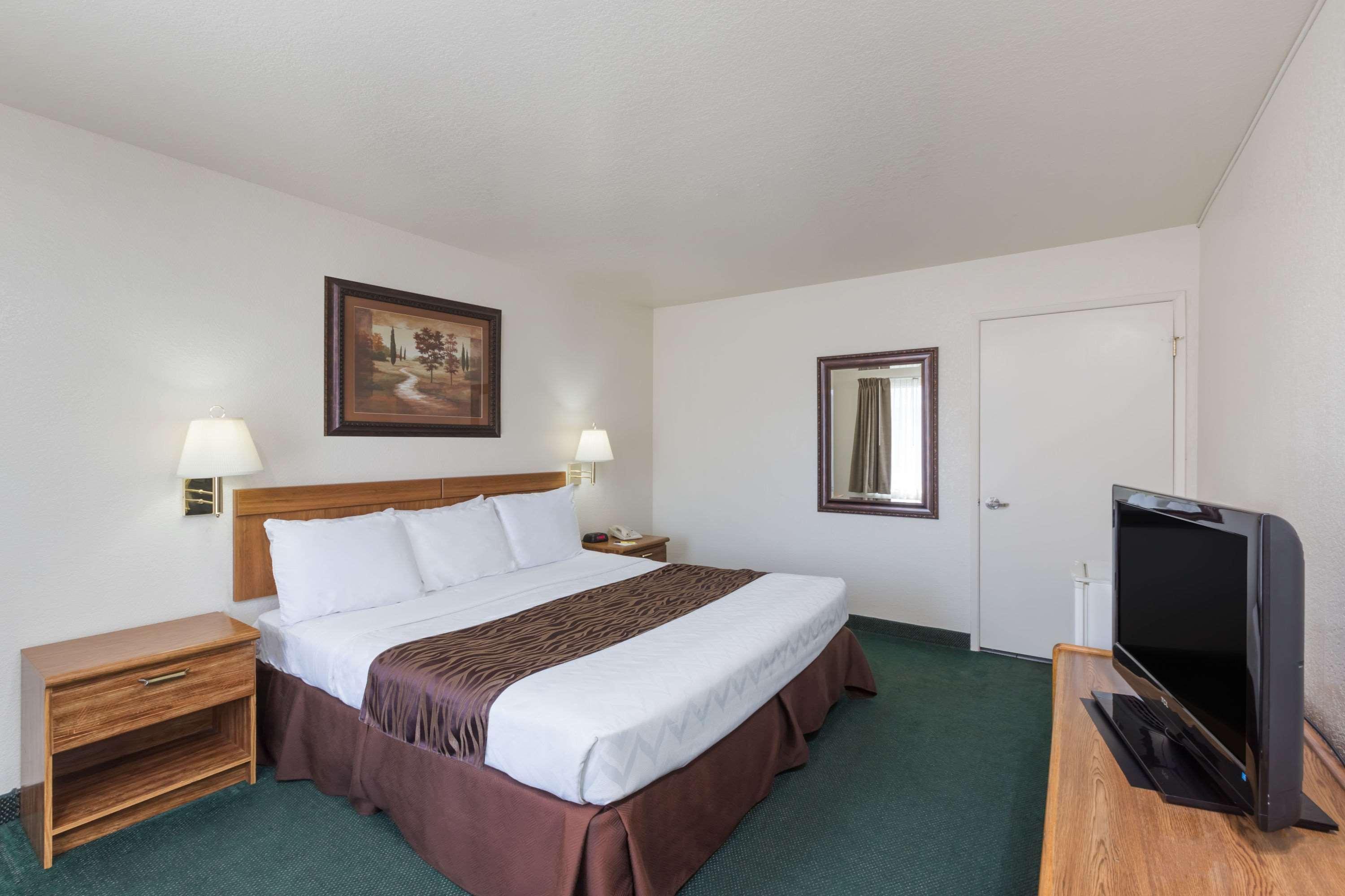 Super 8 By Wyndham Fort Bragg Eksteriør billede