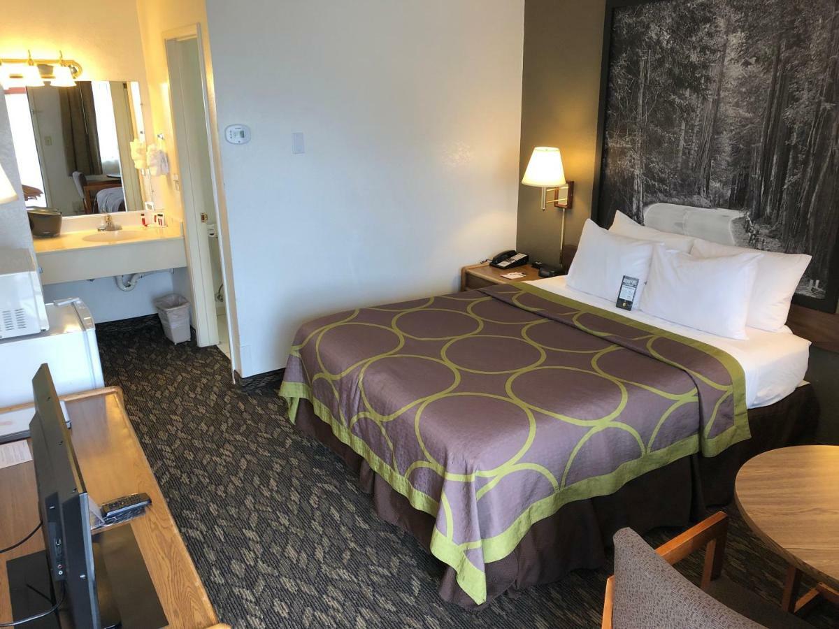 Super 8 By Wyndham Fort Bragg Eksteriør billede
